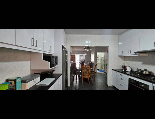 6 BEDROOM HOUSE FOR SALE IN OVERPORT